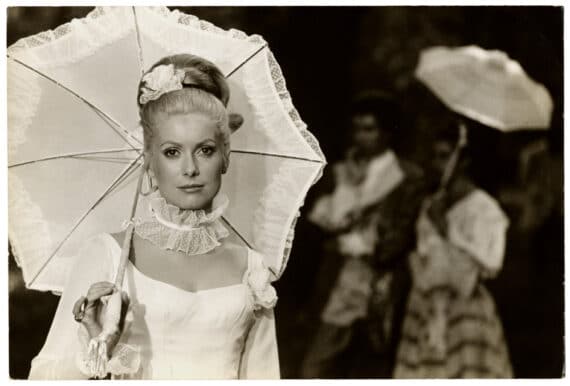 Catherine Deneuve sous l'ombrelle d'Anne de Clécy, par Jürgen Vollmer - Tirage argentique vintage, 1967 - Photo Memory