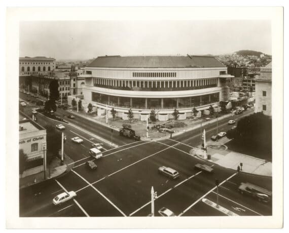 Ballet géométrique au Louise M. Davies Symphony Hall de San Francisco - Tirage argentique d'époque, 1980 - Photo Memory