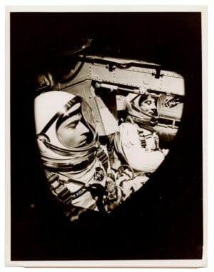 Mission Gemini III : John Young et Virgil Grissom dans leur capsule - Tirage argentique d'époque, 1967 - Photo Memory