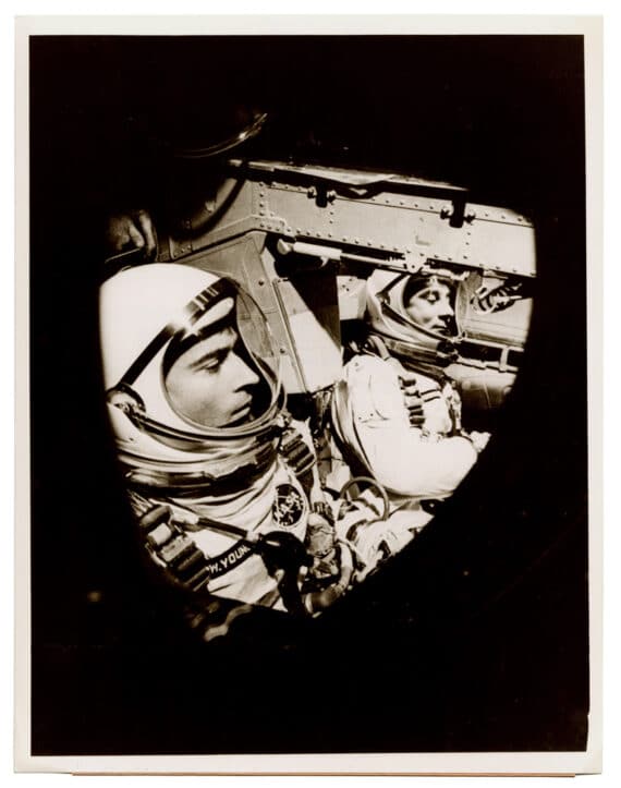 Mission Gemini III : John Young et Virgil Grissom dans leur capsule - Tirage argentique d'époque, 1967 - Photo Memory