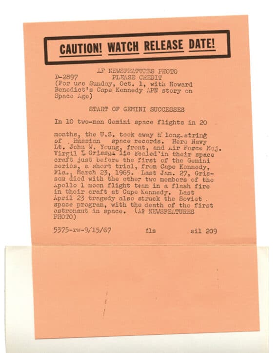 Mission Gemini III : John Young et Virgil Grissom dans leur capsule - Légende contrecollée au dos de l'épreuve