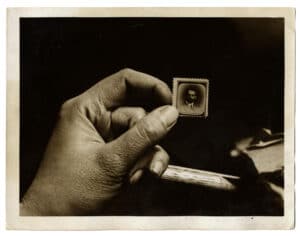 Portrait timbré, photographie vintage du timbre personnalisé - Tirage argentique d'époque, c. 1920 - Photo Memory