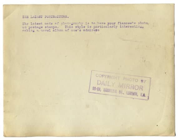 Portrait timbré, photographie vintage du timbre personnalisé, vers 1920 - Légende et timbre humide au dos du tirage argentique