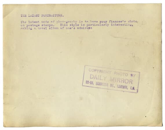 Portrait timbré, photographie vintage du timbre personnalisé, vers 1920 - Légende et timbre humide au dos du tirage argentique