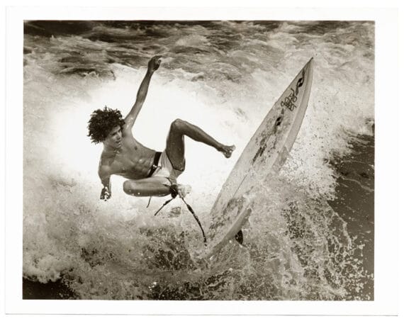 Jeune surfer sur le fil de la vague - Tirage argentique d'époque, 1984 - Photo Memory