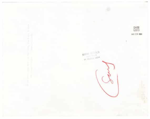 Jeune surfer sur le fil de la vague, 1984 - Tirage argentique d'époque, avec légende et timbres humides au dos de l'épreuve