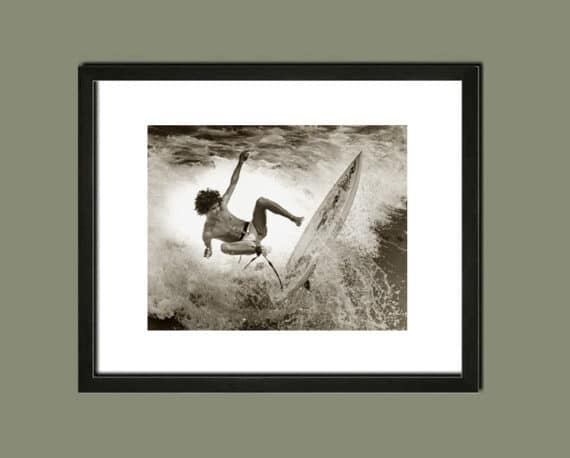 Jeune surfer sur le fil de la vague, 1984 - Tirage argentique d'époque, simulation d'encadrement