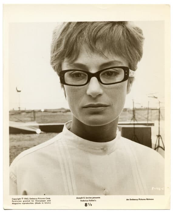 Anouk Aimée avec les lunettes de 8 1/2 - Tirage argentique de promotion du film, 1962 - Photo Memory