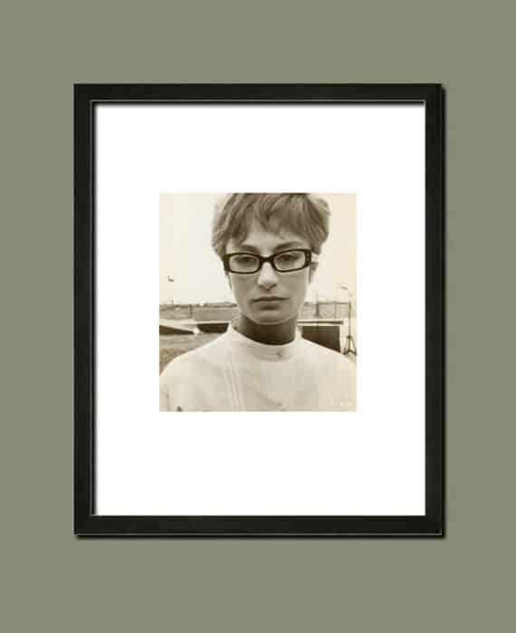 8/12 : Anouk Aimée, portrait avec lunettes - Simulation d'encadrement du tirage