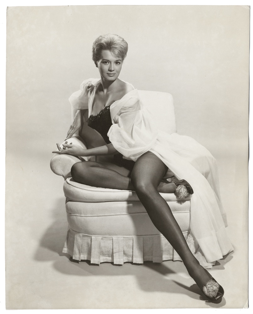 Angie Dickinson, pause sofa pour Ocean's 11 - Grand tirage argentique vintage, c. 1960 - Photo Memory
