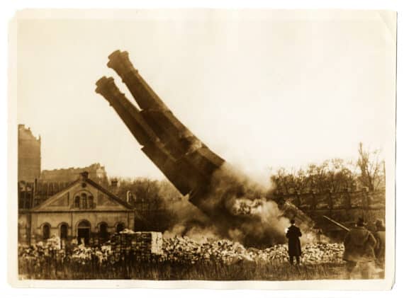 Derniers instants de cheminées d'usine - Tirage argentique d'époque, 1931 - Photo Memory