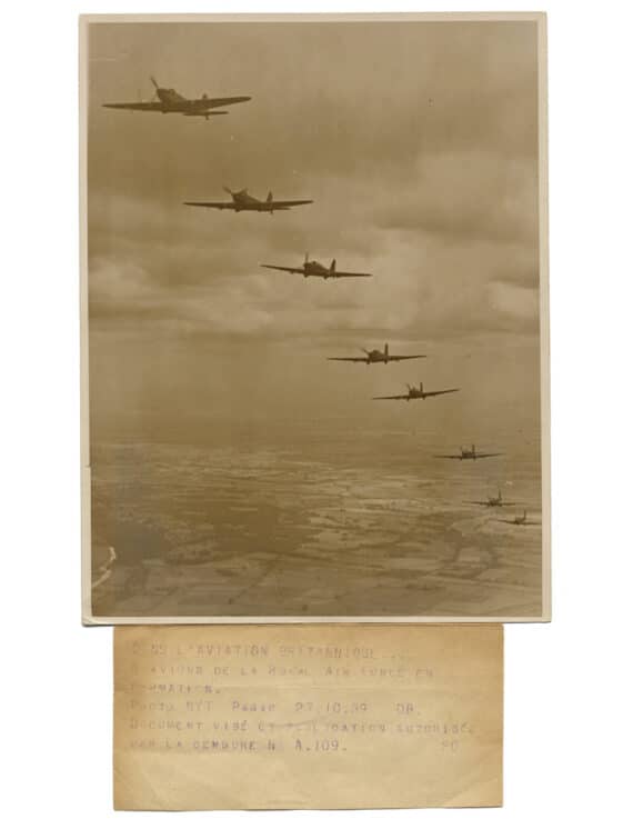Fairey Battle dans le ciel de France - Tirage d'époque (1939) avec sa légende contrecollée