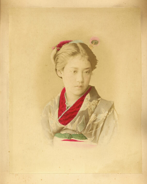 Jeune fille japonaise, portrait rehaussé, attribué à Adolfo Farsari - Tirage rehaussé sur papier albuminé, c. 1880 - Photo Memory