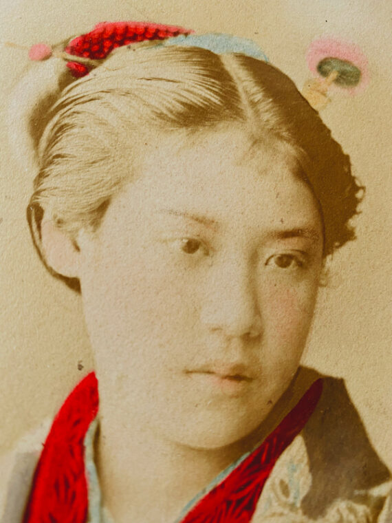 Jeune fille japonaise, portrait rehaussé, attribué à Adolfo Farsari, c. 1880 - Détail du tirage rehaussé à la main