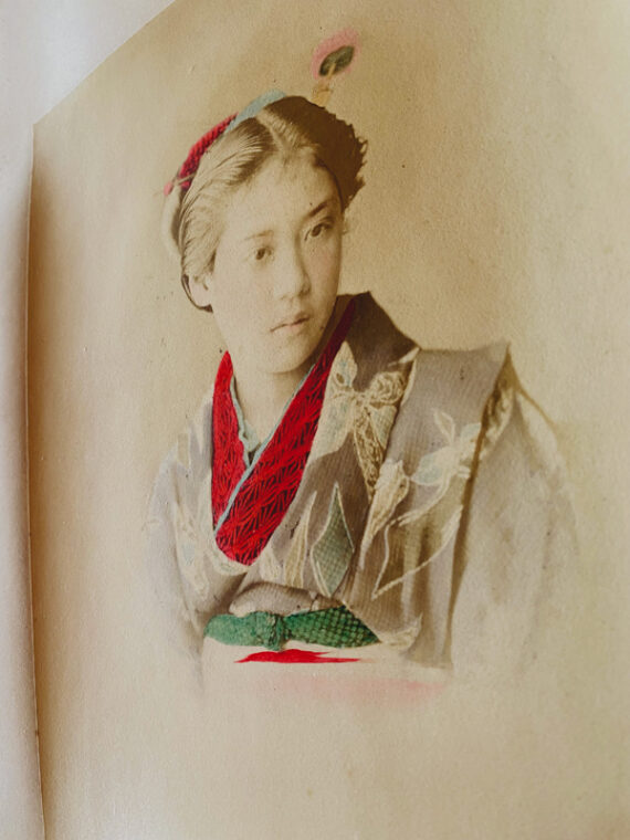 Jeune fille japonaise, portrait rehaussé, attribué à Adolfo Farsari, c. 1880 - Vue en biais du tirage rehaussé à la main