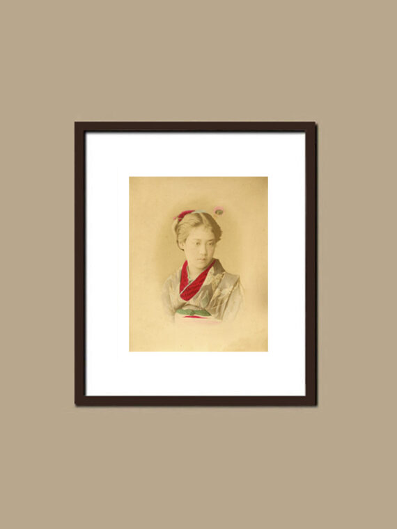 Jeune fille japonaise, portrait rehaussé, attribué à Adolfo Farsari - Simulation d'encadrement du tirage rehaussé à la main, c. 1880