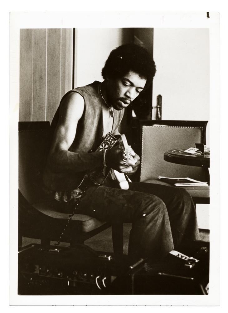 Jimi Hendrix à la guitare, dans sa chambre d'hôtel, par Jerry Hopkins, juin 1969 - Tirage argentique postérieur - Photo Memory