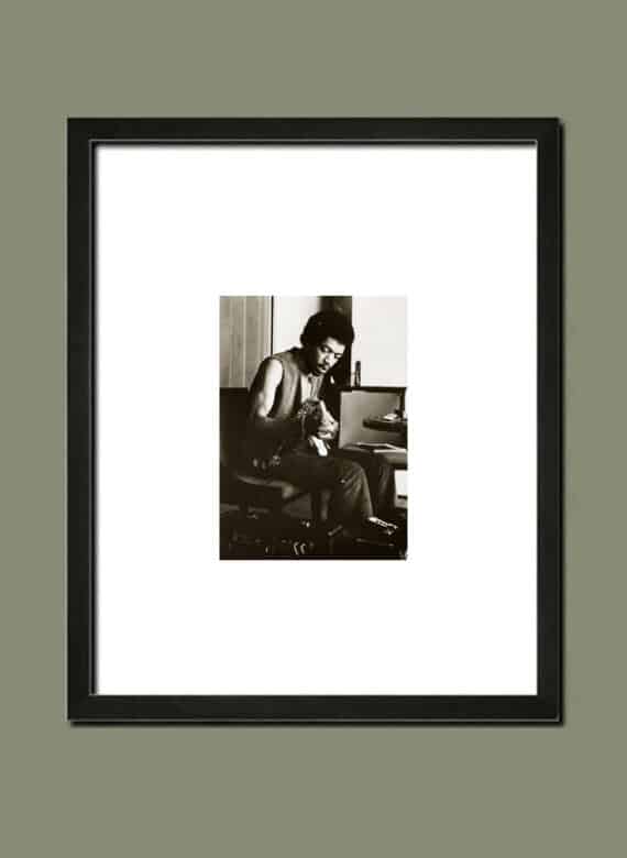 Jimi Hendrix à la guitare, dans sa chambre d'hôtel, par Jerry Hopkins, juin 1969 - Simulation d'encadrement du tirage