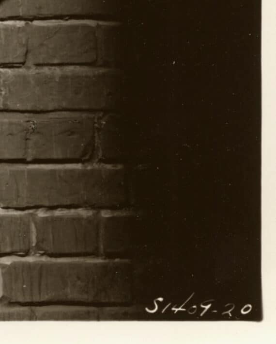 Robert Taylor au pied du mur, film noir High Wall - Tirage argentique vintage, 1947 - Réf. S1409-20