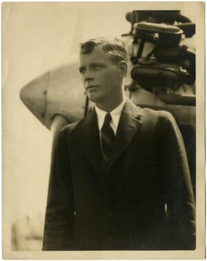 Charles Lindbergh, grand portrait devant le Spirit of Saint-Louis - grand tirage argentique d'époque, 1927 - Photo Memory