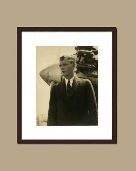 Charles Lindbergh, grand portrait devant le Spirit of Saint-Louis - Simulation du tirage d'époque, 1927