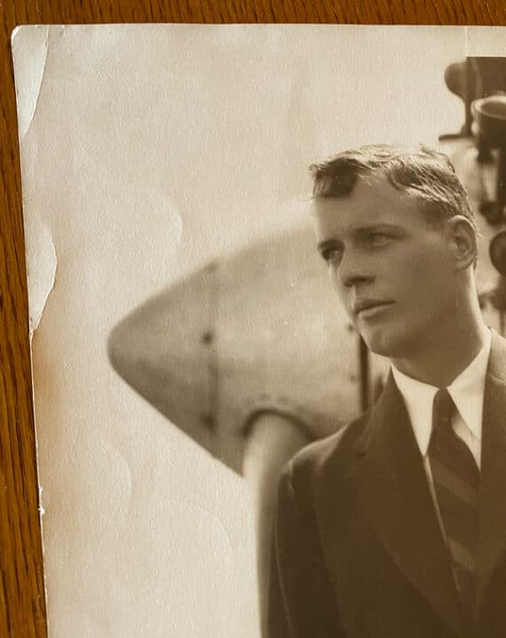 Charles Lindbergh, grand portrait devant le Spirit of St. Louis - Détail du tirage vintage, coin supérieur gauche.