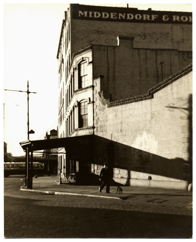 Meatpacking District : le promeneur et le chien, New York des années 40 - Tirage argentique original - Photo Memory