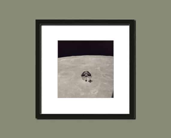 Apollo 10 : le module de commande Charlie Brown en orbite autour de la Lune - Simulation d'encadrement du tirage vintage NASA AS10-27-3873