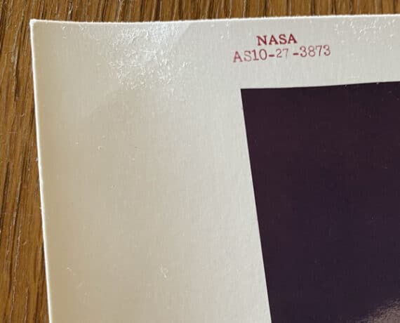 Apollo 10 : le module de commande Charlie Brown en orbite autour de la Lune - Référence NASA AS10-27-3873, détail du tirage vintage sur papier Kodak.