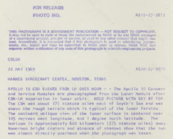 Apollo 10 : le module de commande en orbite autour de la Lune - Légende et numéro de série NASA AS10-27-3873 au dos de ce tirage vintage.