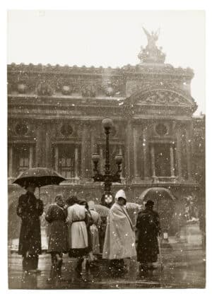 L'Opéra Garnier sous la neige, scène de rue du Paris des années 50 - Tirage argentique d'époque - Photo Memory