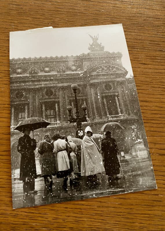 L'Opéra Garnier sous la neige, scène de rue du Paris des années 50 - Vue du tirage argentique vintage dans son enemble