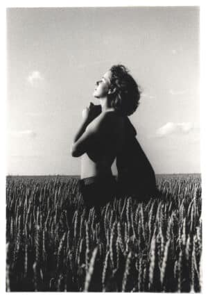 Femme déesse dans un champs de blé, photographie anonyme - Tirage argentique vintage, c. 1975 - Photo Memory