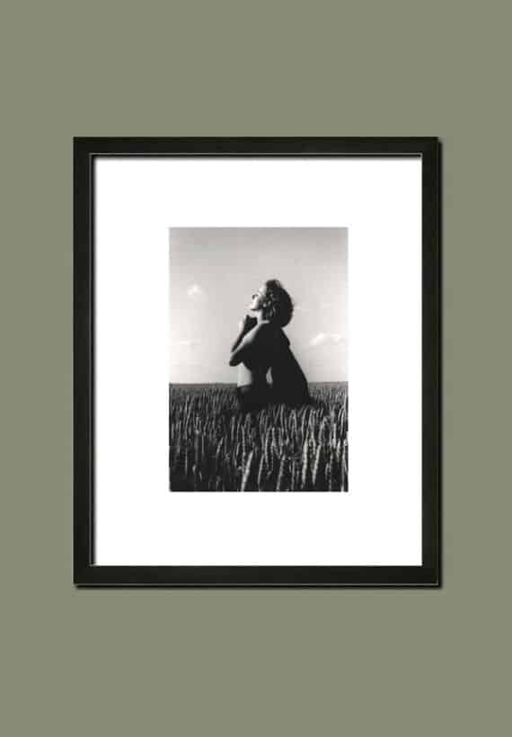 Femme déesse dans un champs de blé, photographie anonyme - Simulation d'encadrement du tirage argentique vintage, c. 1975