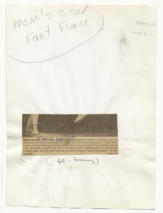 Duel au fleuret, photographie d'escrime vintage - Coupure de presse contrecollée au dos de l'épreuve.