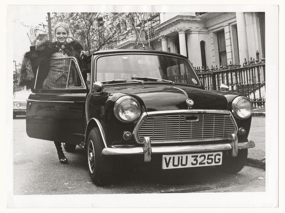 Twiggy et sa Mini Cooper S, tirage vintage 1968