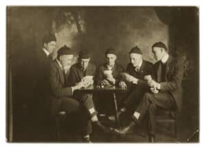 Les joyeux tricheurs, scène de tricherie aux cartes - Tirage argentique vintage, c. 1920 - Photo Memory