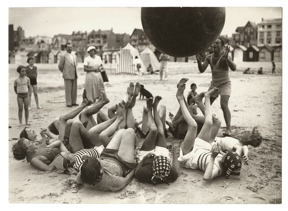 Les jongleuses de ballon et leur coach sportif, plage du Touquet en 1936 - Tirage d'époque - Photo Memory