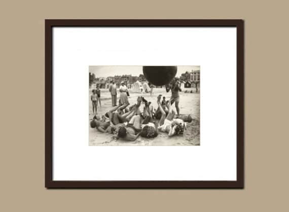 Les baigneuses et leur coach sportif, séance d'exercice physique sur la plage du Touquet en 1936 - Simulation d'encadrement du tirage.