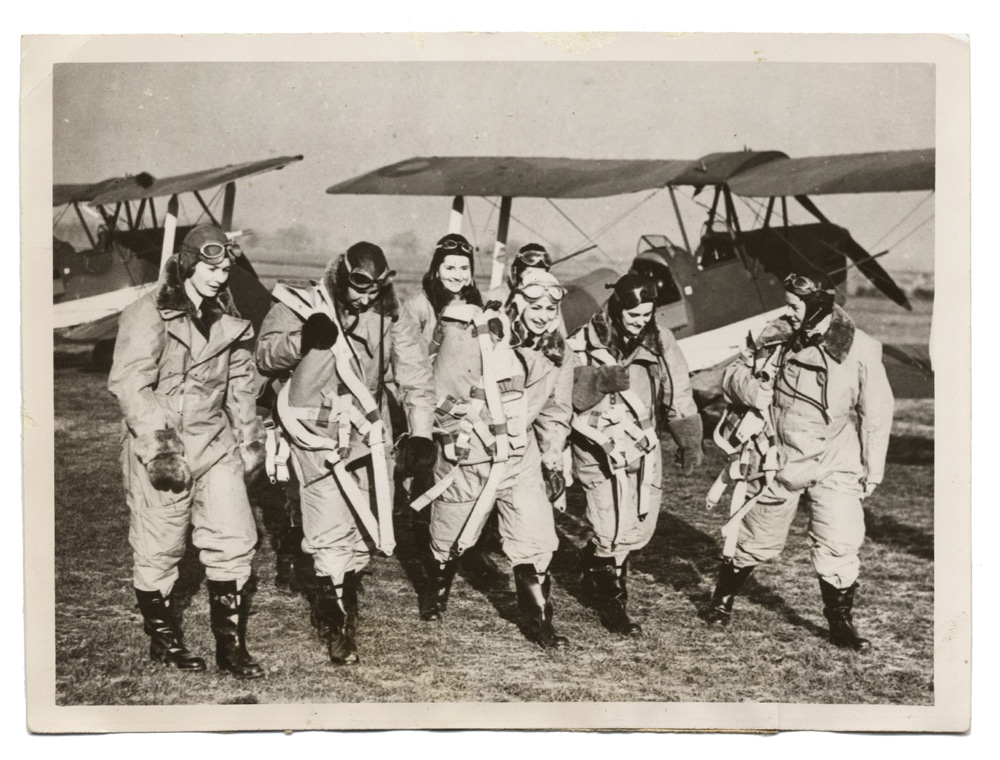 Les First Eight, premières femmes pilotes de la Royal Air Force - Tirage de presse vintage, 1940 - Photo Memory
