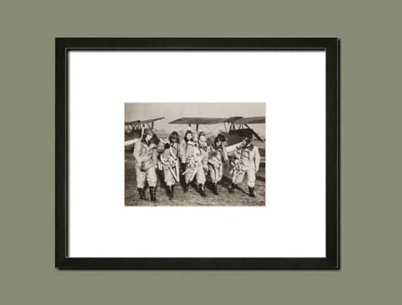 Les First Eight, premières femmes pilotes de la Royal Air Force, 1940 - Simulation d'encadrement du tirage de presse d'époque.