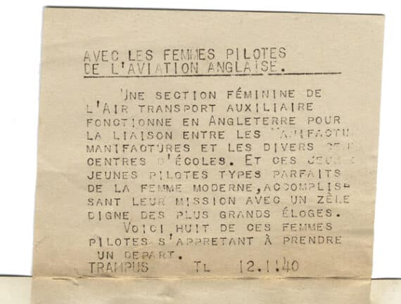 Les First Eight, premières femmes pilotes de la Royal Air Force, 1940 - Légende au dos du tirage d'époque.