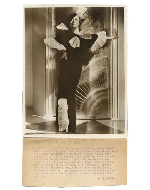 Joan Crawford dans une robe d'Adrian, par le photographe Clarence Sinclair Bull - Vue d'ensemble du tirage d'époque (1933) avec sa légende contrecollée.