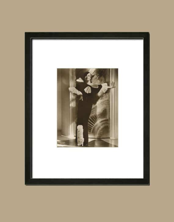 Joan Crawford dans une robe d'Adrian, par Clarence Sinclair Bull - Simulation d'encadrement du tirage d'époque