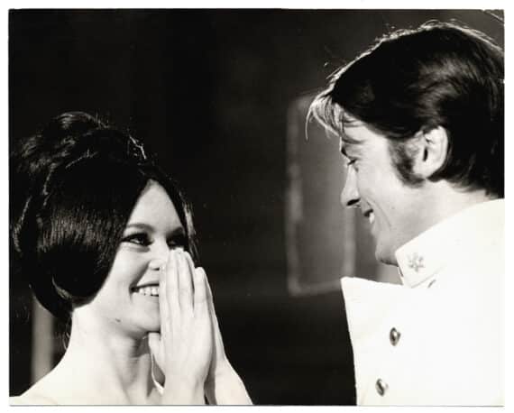 Brigitte Bardot et Alain Delon, tournage d'Histoires extraordinaires, par P. Praturlon - Tirage d'époque noir et blanc, 1967 - Photo Memory