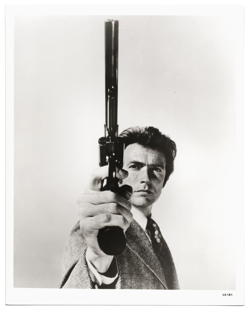Clint Eastwood, alias L'inspecteur Harry et son 357 Magnum - Tirage noir et blanc postérieur, sur papier R.C. - Photo Memory