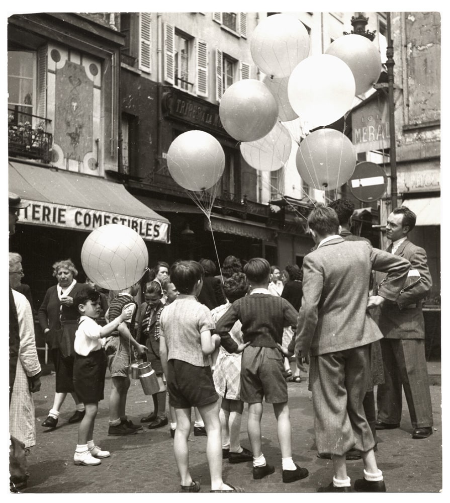 Les gosses de Paris et le marchand de ballons, par Marcel Louchet - Tirage argentique d'époque, c. 1950 - Photo Memory