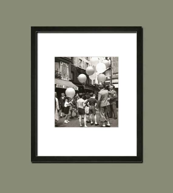 Les gosses de Paris et le marchand de ballons, par Marcel Louchet - Simulation d'encadrement du tirage argentique d'époque, c. 1950