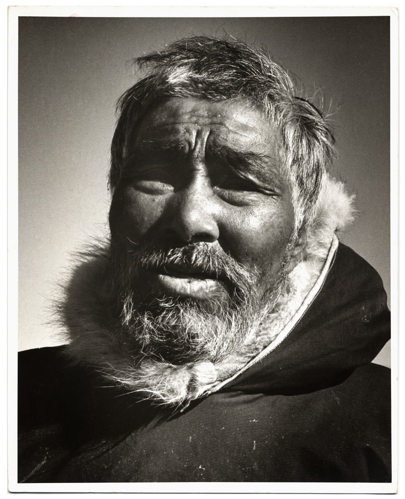 Portrait d'Inuk par le photographe George Laycock - Tirage argentique d'époque, c. 1965 - Photo Memory