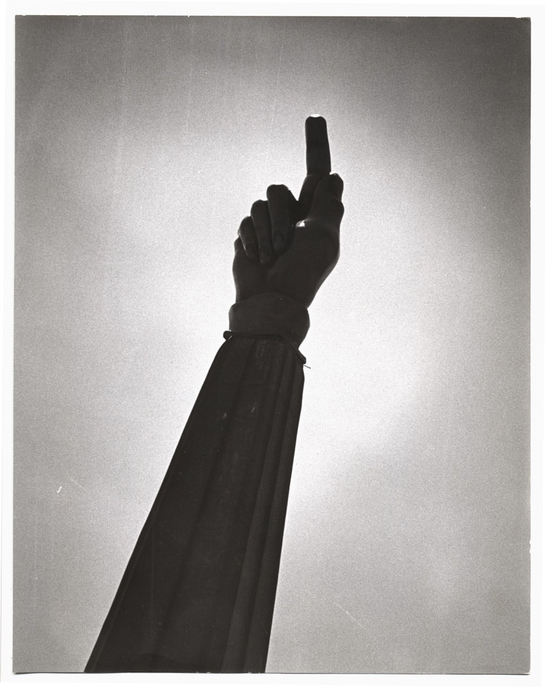 Le doigt pointé - Tirage argentique vintage, 1996 - Photo Memory